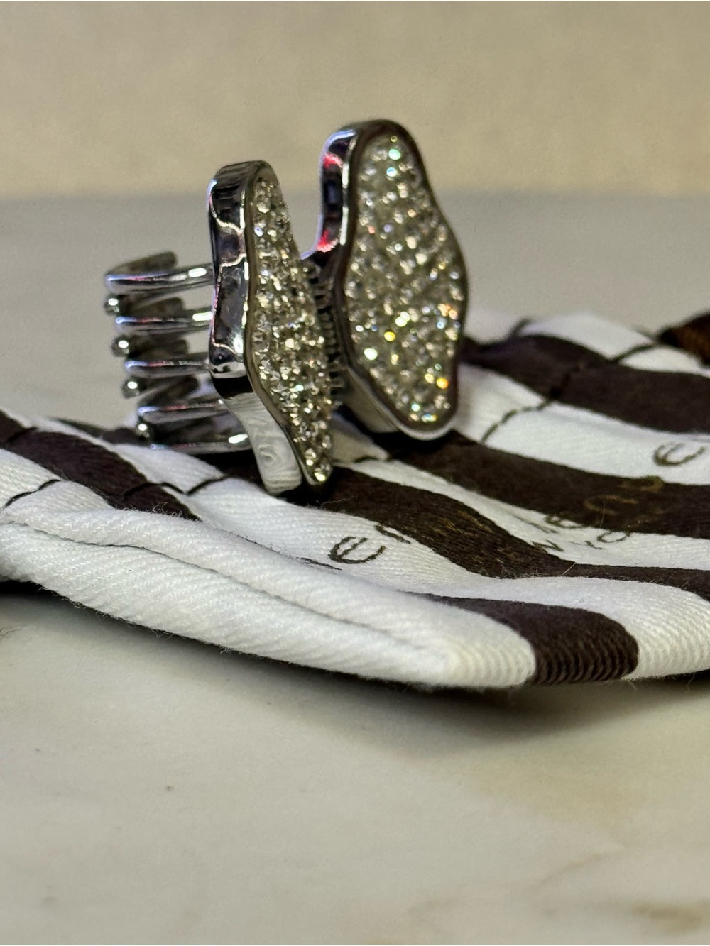 henri bendel Silver Crystal-Embellished Mini Hair Claw w/Dusty EUC